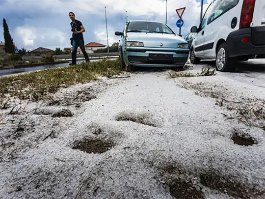 На курорте в Хорватии в разгар лета выпал снег (фото)