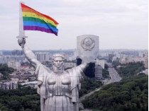 Флаг ЛГБТ на памятнике