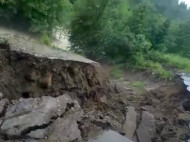 В курортном Яремче оползень едва не накрыл детей: впечатляющее видео