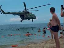 Вертолет на пляже в Севастополе