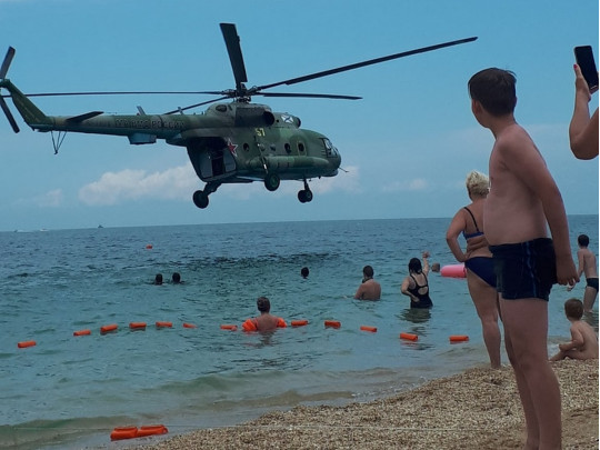 Вертолет на пляже в Севастополе
