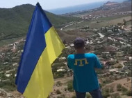 В День крымскотатарского флага в Крыму сняли мощное видео с флагом Украины