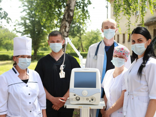Фонд Рината Ахметова продолжает передавать госбольницам современные аппараты ИВЛ