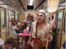 Женщина с метлой в метро Киева