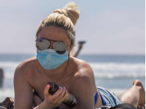 В Минздраве объяснили, нужно ли носить маску на пляже