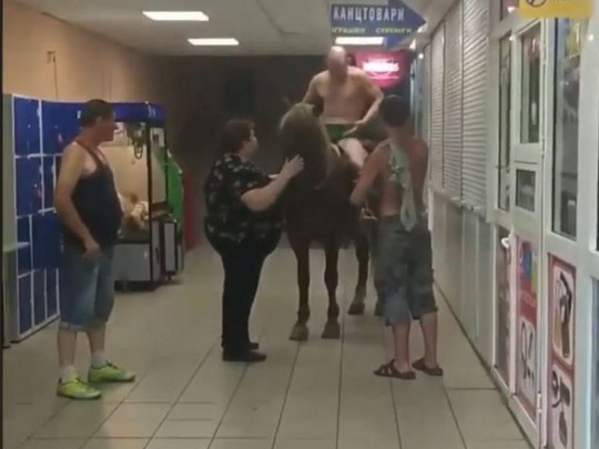 Мужчина приехал в магазин на коне