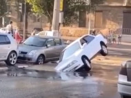 Две машины «нырнули» под землю в Одессе: видео ЧП попало в сеть