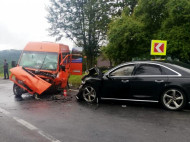 В аварии микроавтобуса на Львовщине пострадали 11 человек: первые подробности и фото с места ЧП