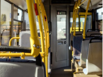 В Киеве водитель троллейбуса без маски напала на пассажира с кулаками из-за сделанного замечания (видео)
