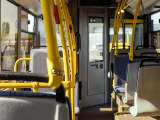 В Киеве водитель троллейбуса без маски напала на пассажира с кулаками из-за сделанного замечания (видео)