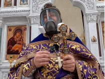 В Северодонецке священники в защитных костюмах освящают паски прямо в супермаркете (видео) 