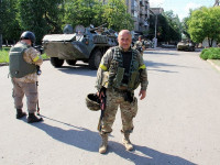 Когда на площадь Славянска вышли Гелетей и Муженко, в 50 метрах от них появился террорист с двумя гранатометами