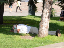Мужчина спит на газоне