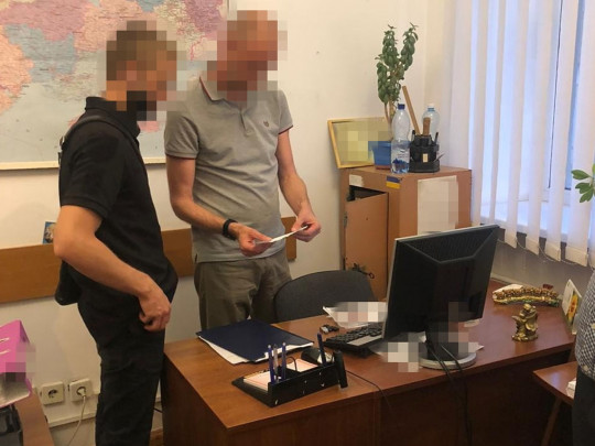 В Хмельницком задержали налоговиков, которые «сливали» информацию из баз данных (фото)