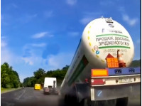 Под Полтавой от «ДАФа» на полном ходу оторвалась цистерна с газом: впечатляющее видео