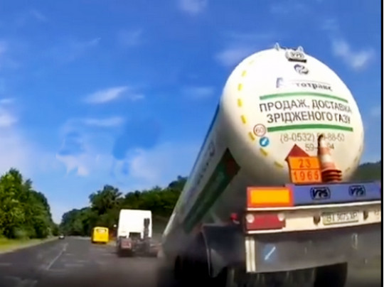 Под Полтавой от «ДАФа» на полном ходу оторвалась цистерна с газом: впечатляющее видео