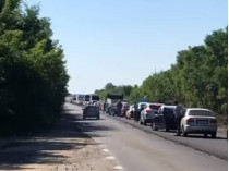 В Кирилловку на отдых: «пробка» из автомобилей растянулась на пять километров (видео)