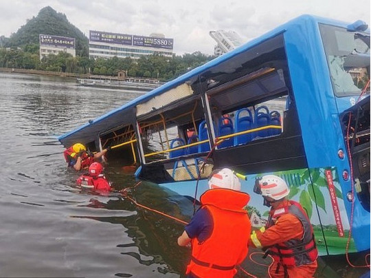 Автобус в воде