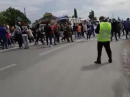 В Коблево предприниматели заблокировали международную трассу, требуя смягчения карантина (видео)