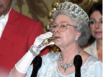 Королева Елизавета пьет