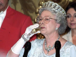 Королева Елизавета пьет