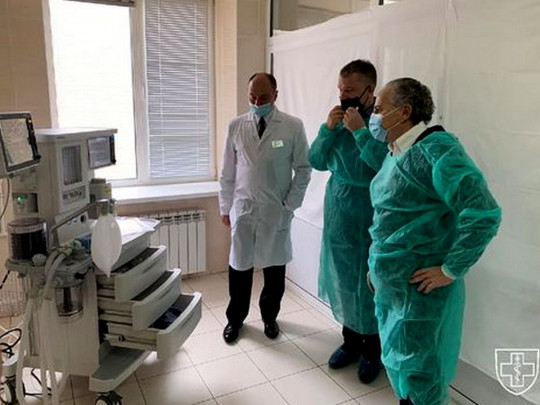 Шустер и Елизаров передали военному госпиталю медицинский аппарат стоимостью 1 млн грн