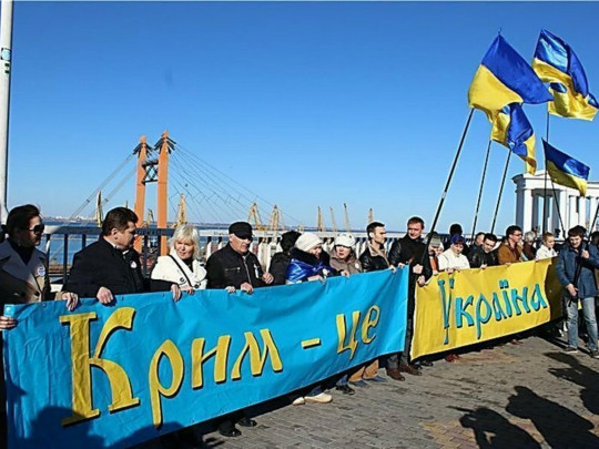 Люди с плакатом Крым&nbsp;— это Украина