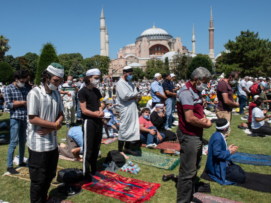Верующие перед Айя-Софией в Стамбуле