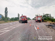 Под Николаевом грузовик налетел на автомобиль дорожных рабочих, есть жертвы (фото)