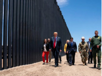 Трамп возле строящейся стены