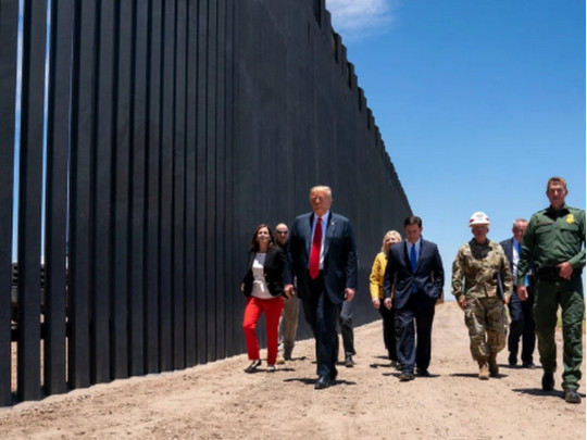 Трамп возле строящейся стены