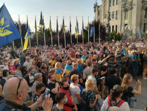 Под Офисом президента протестуют против «перемирия» на Донбассе (фото, видео)