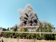 Сгорело полкрыши: в сеть попали фото и видео масштабного пожара под Донецком