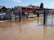 Ливень затопил базы отдыха в Кирилловке: воду откачивают уже вторые сутки (фото)