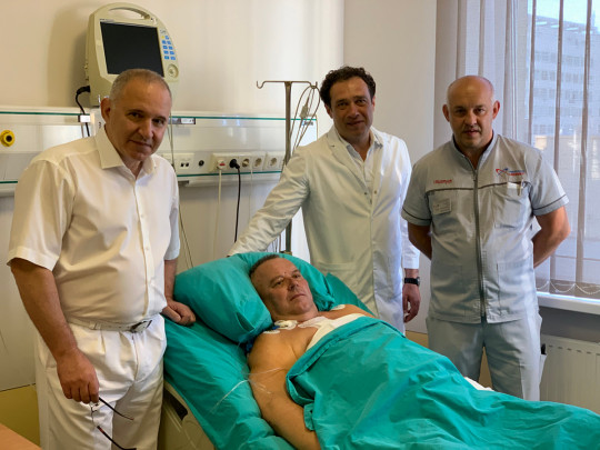 Борис Тодуров и команда хирургов возле пациента