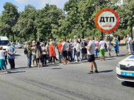 Протестующие торговцы рынка на киевской Троещине на полтора часа заблокировали работу троллейбусов и автобусов (фото, видео)