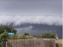 Грозовое цунами: странные тучи над Кирилловкой напугали курортников (видео)