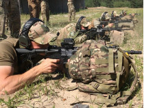 Прощай, «калаш»: украинских пограничников вооружили новыми штурмовыми винтовками (видео)
