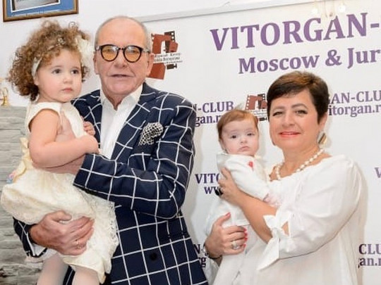 Эммануил Виторган с женой и дочками