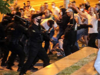 “Мирный протест граждан жестоко разогнали. Люди стали строить баррикады”,&nbsp;— рассказ очевидца из Беларуси