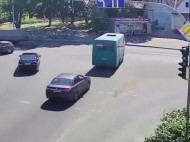 В Киеве маршрутка врезалась в киоск: момент попал на видео