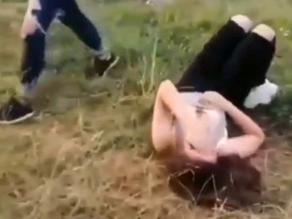 парень избивает девушку голая i фото 119