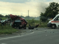 Фура розчавила легкове авто під Мукачево: у&nbsp;страшній аварії загинув екс-тренер &laquo;Закарпаття&raquo; та&nbsp;двоє дітей (фото, відео)