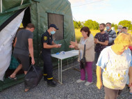 Приходится жить в палатках: оккупанты не пропускают людей через линию разграничения на Донбассе (фото)