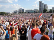 На митинг в центре Минска вышли десятки тысяч людей: впечатляющие фото и видео