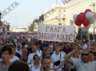 «Лукашенко, улетай», смена флага и венки под мэрией: как прошел восьмой день протестов в Беларуси (фото, видео)