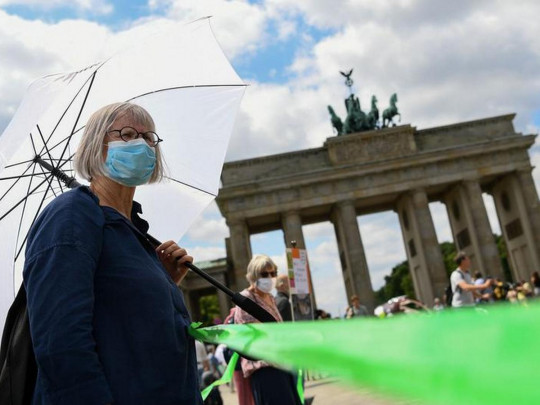 Женщина в маске в Берлине