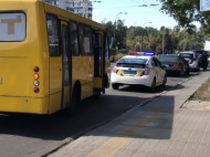 Руки зажало дверью: в Киеве маршрутка протянула пенсионерку по асфальту (видео)