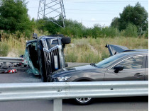 «Просмотрел» поворот: в Киеве водитель-новичок на BMW опрокинул Lexus (фото, видео)