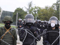 В Минске силовики выставили оцепление, чтобы остановить десятки тысяч протестующих (видео)